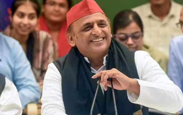 PRAYAGRAJ में Akhilesh Yadav का हमला: PM Narendra Modi की अपील को बताया पतन की घोषणा