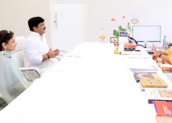 Lucknow में Shrikala Reddy और Yogi Adityanath की भेंट, UP Politics में आए नए मोड़