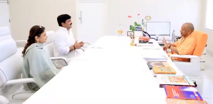 Lucknow में Shrikala Reddy और Yogi Adityanath की भेंट, UP Politics में आए नए मोड़