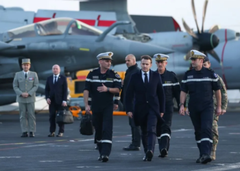 Hormuz में जहाजों की आवाजाही ठप: Paris में Emmanuel Macron और Keir Starmer ने बनाई रणनीति