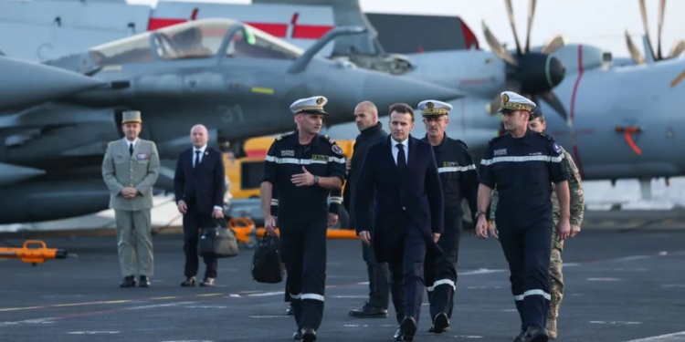 Hormuz में जहाजों की आवाजाही ठप: Paris में Emmanuel Macron और Keir Starmer ने बनाई रणनीति