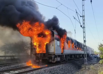 Kota रेल मंडल के Alot स्टेशन के पास ट्रेन दुर्घटना: Rajdhani Express का एसी कोच जला, कई ट्रेनें प्रभावित