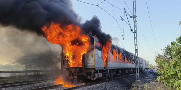 Kota रेल मंडल के Alot स्टेशन के पास ट्रेन दुर्घटना: Rajdhani Express का एसी कोच जला, कई ट्रेनें प्रभावित