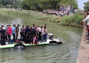 Bidhnu Ramganga नहर पुल पर डंपर और बस की टक्कर
