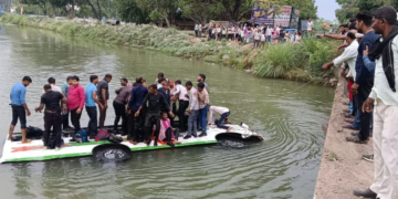 Bidhnu Ramganga नहर पुल पर डंपर और बस की टक्कर