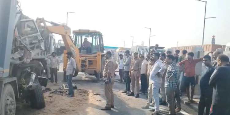 NAUBASTA Elevated Bridge पर डंपरों की टक्कर, JALAUN के दो युवकों की गई जान