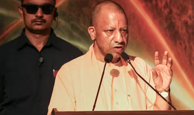 UP में तूफान और बारिश का कहर, Yogi Adityanath ने Dr. Hrishikesh Bhaskar Yashod को दिए कड़े निर्देश