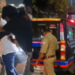 Hapur के Railway Road पर हिंसक झड़प: भीड़ ने की पिटाई, Ayan पुलिस की हिरासत में