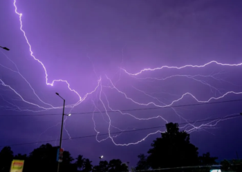 Heavy Rain और Storm से UP में जनजीवन अस्त-व्यस्त, 24 की गई जान