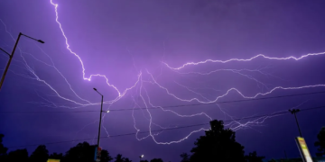 Heavy Rain और Storm से UP में जनजीवन अस्त-व्यस्त, 24 की गई जान