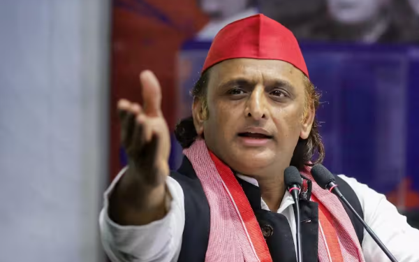 MK Stalin और Mamata Banerjee के समर्थन में Akhilesh Yadav का Congress पर तंज