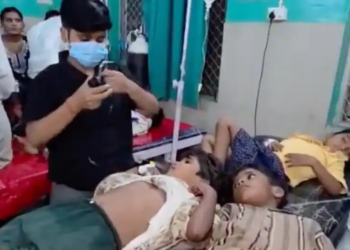 KANNAUJ के Thathiya क्षेत्र में सत्यनारायण कथा के बाद हादसा: पंचामृत और पंजीरी खाने से 62 ग्रामीण बीमार, DM Ashutosh Mohan Agnihotri पहुंचे अस्पताल