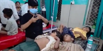 KANNAUJ के Thathiya क्षेत्र में सत्यनारायण कथा के बाद हादसा: पंचामृत और पंजीरी खाने से 62 ग्रामीण बीमार, DM Ashutosh Mohan Agnihotri पहुंचे अस्पताल