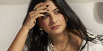 Anil Kapoor की बेटी Rhea Kapoor के 1.35 करोड़ के झुमके Mumbai से New York जाते समय हुए चोरी