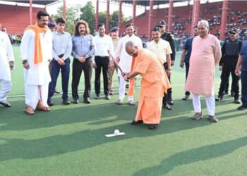Gorakhpur में Yogi Adityanath ने खेली हॉकी, UP को बताया अर्थव्यवस्था का इंजन