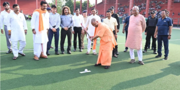 Gorakhpur में Yogi Adityanath ने खेली हॉकी, UP को बताया अर्थव्यवस्था का इंजन
