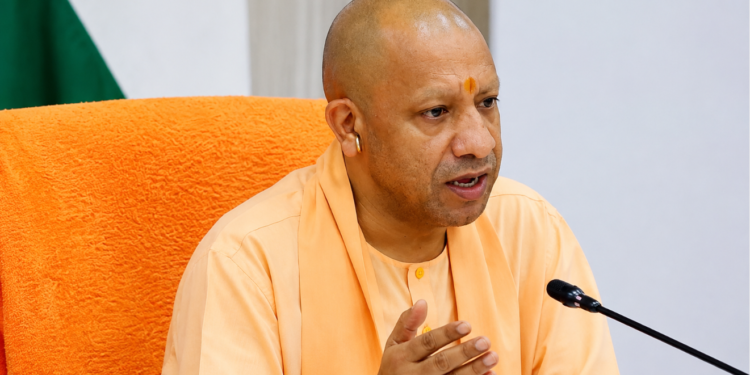 Yogi Adityanath का निर्देश: UP में बेसहारा महिलाओं को Ayushman Bharat और पक्के मकान की सौगात