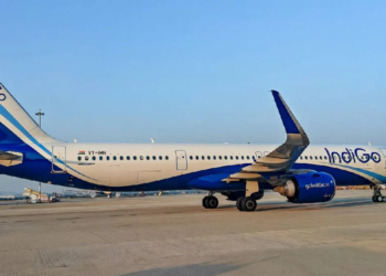 Lucknow में IndiGo फ्लाइट की आपातकालीन जांच: टॉयलेट में मिला धमकी भरा नोट