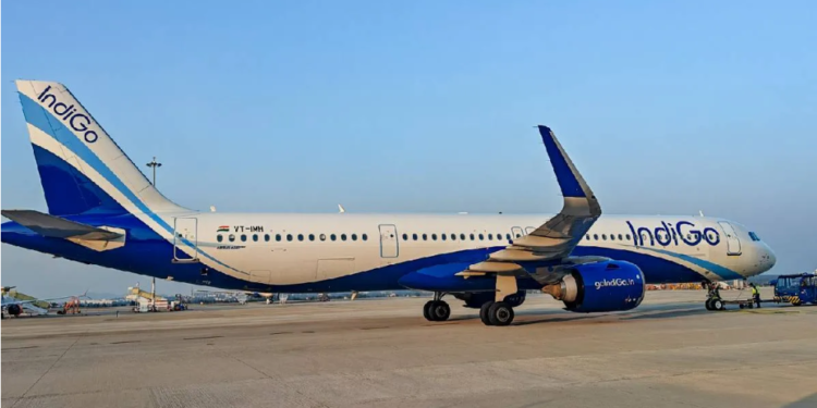 Lucknow में IndiGo फ्लाइट की आपातकालीन जांच: टॉयलेट में मिला धमकी भरा नोट