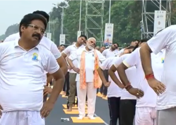 International Yoga Day: PM Modi ने Kolkata में किया योगाभ्यास, ‘स्वस्थ बुढ़ापे के लिए योग’ है थीम