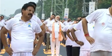 International Yoga Day: PM Modi ने Kolkata में किया योगाभ्यास, ‘स्वस्थ बुढ़ापे के लिए योग’ है थीम