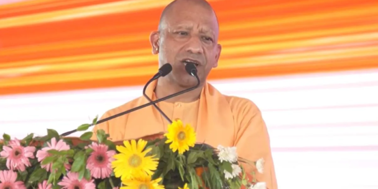 Yogi Adityanath ने Kushinagar में विपक्ष पर साधा निशाना, कहा- Double Engine सरकार ने खत्म किए मच्छर और माफिया