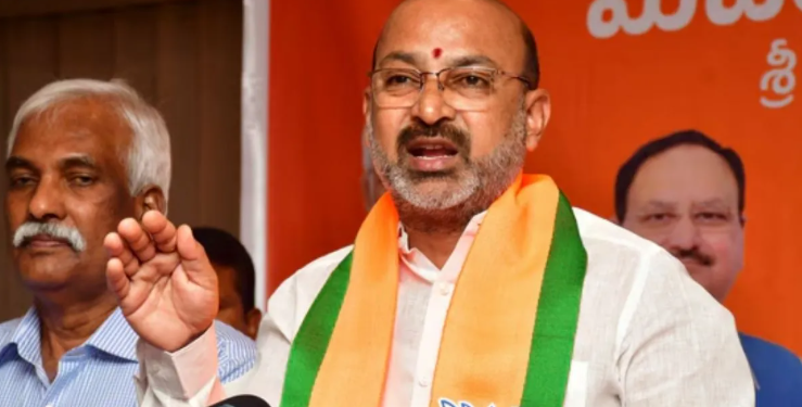 Hyderabad: स्कूल में बच्चों को मिला ‘कलमा’ याद करने का होमवर्क, भड़के केंद्रीय मंत्री बंडी संजय बोले- ‘हमारी सरकार आई तो तिलक लगाना करेंगे अनिवार्य’