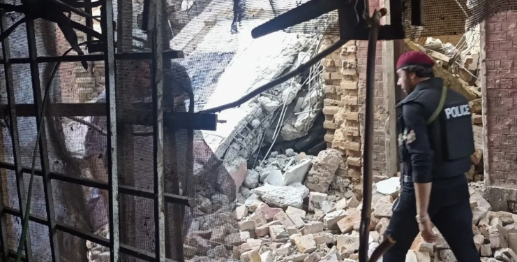 Pakistan: आतंकी हमलों से दहला खैबर पख्तूनख्वा; 3 पुलिसकर्मियों की मौत, 34 घायल, जवाबी कार्रवाई में 4 आतंकी ढेर