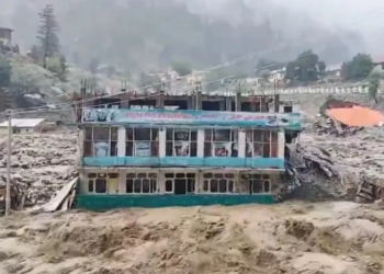 Afghanistan के Parun शहर में कुदरत का कहर, भारी बारिश के बाद अचानक आई बाढ़