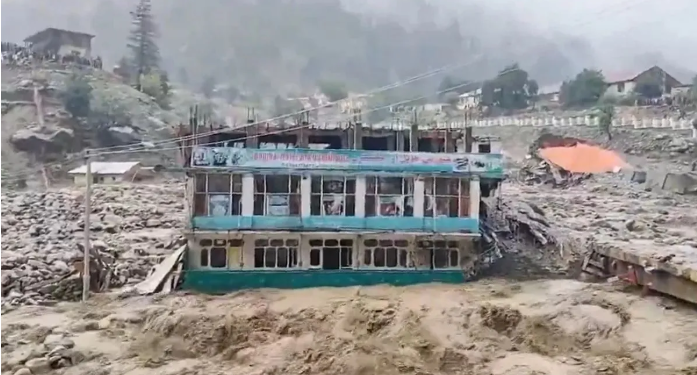 Afghanistan के Parun शहर में कुदरत का कहर, भारी बारिश के बाद अचानक आई बाढ़