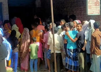 Uttar Pradesh के कोटेदारों का बड़ा प्रदर्शन, Charbagh पर रोके जाने के बाद दी राशन रोकने की धमकी