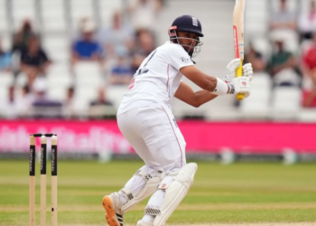 England और Pakistan टेस्ट सीरीज से पहले इंग्लैंड टीम को लगा बड़ा झटका