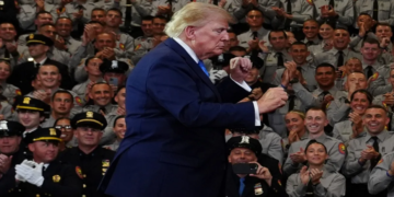 Donald Trump ने Iran पर कसा आर्थिक शिकंजा, Strait of Hormuz को लेकर बढ़ा तनाव