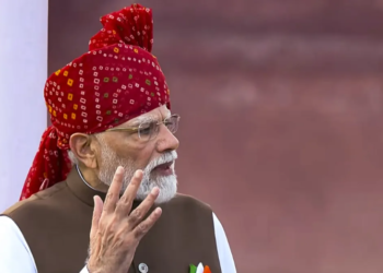 80th Independence Day: PM Narendra Modi ने Red Fort पर फहराया तिरंगा
