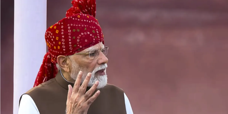 80th Independence Day: PM Narendra Modi ने Red Fort पर फहराया तिरंगा