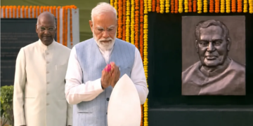Atal Bihari Vajpayee की 8वीं पुण्यतिथि पर Narendra Modi और Yogi Adityanath ने अर्पित की श्रद्धांजलि