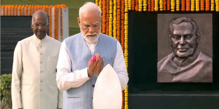Atal Bihari Vajpayee की 8वीं पुण्यतिथि पर Narendra Modi और Yogi Adityanath ने अर्पित की श्रद्धांजलि