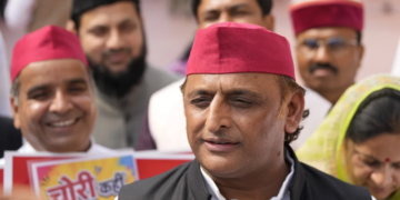 UP Politics में सपा प्रमुख अखिलेश यादव के कटाक्ष और NDA गठबंधन पर तंज