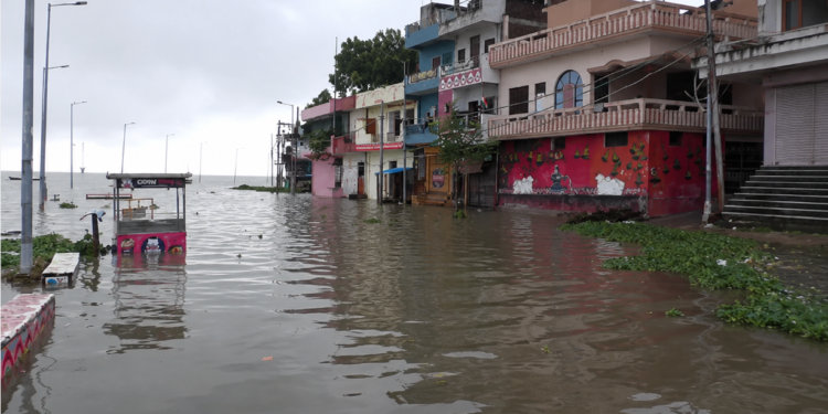 Prayagraj और Ghazipur समेत कई जिलों में Ganga का जलस्तर बढ़ा