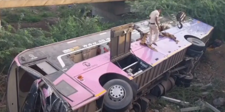 Anantapur Bus Accident: Poguru Bridge से नीचे गिरी प्राइवेट वोल्वो बस, 10 यात्रियों की हालत गंभीर