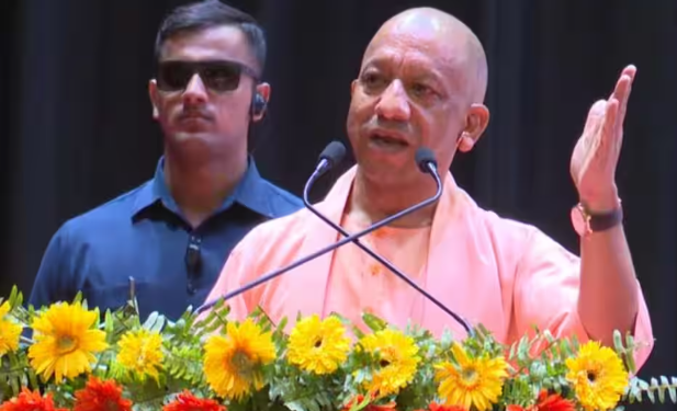 Lucknow में CM Yogi Adityanath का Akhilesh Yadav पर करारा प्रहार