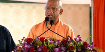 Raebareli की जनसभा में CM Yogi का कड़ा रुख, Maharashtra में दिए Rahul Gandhi के बयान की आलोचना