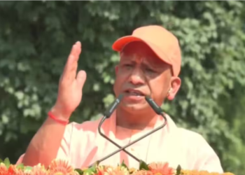 Uttar Pradesh में Independence Day की धूम: CM Yogi Adityanath ने रवाना की Tiranga Yatra
