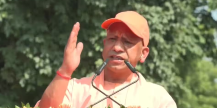 Uttar Pradesh में Independence Day की धूम: CM Yogi Adityanath ने रवाना की Tiranga Yatra