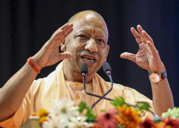 Varanasi में बारिश से जलभराव, पंप बंद रहने पर अधिकारी पर गिरी गाज