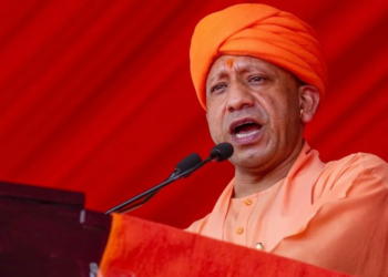 Mathura में CM Yogi Adityanath: श्रीकृष्ण जन्मभूमि दर्शन और 977 करोड़ के प्रोजेक्ट्स का शिलान्यास