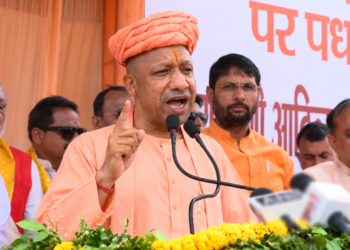Janmashtami के अवसर पर Mathura पहुंचे CM Yogi Adityanath, 977 करोड़ की परियोजनाओं का किया ऐलान