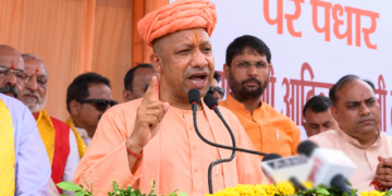 Janmashtami के अवसर पर Mathura पहुंचे CM Yogi Adityanath, 977 करोड़ की परियोजनाओं का किया ऐलान