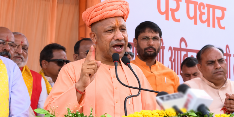 Janmashtami के अवसर पर Mathura पहुंचे CM Yogi Adityanath, 977 करोड़ की परियोजनाओं का किया ऐलान दुष्कर्मियों का विनाश निश्चित है।