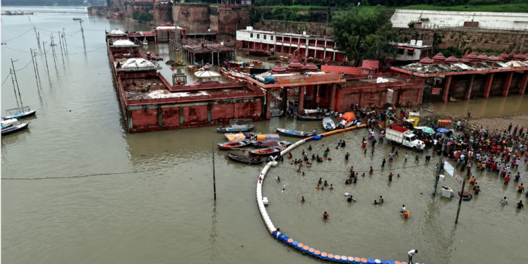 Prayagraj के Bakshi Bandh और Salori में घुसा बाढ़ का पानी, NDRF और SDRF तैनात